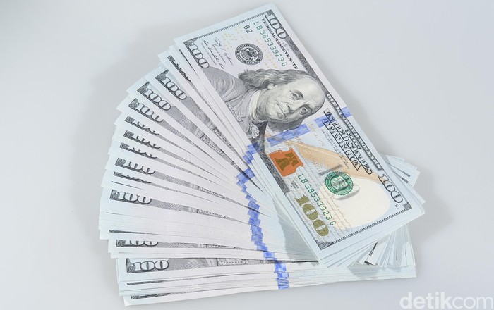Dolar AS Dekati Rp 13.000