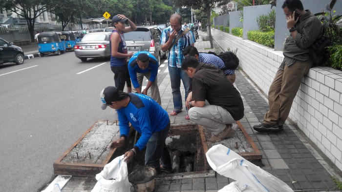 Polisi Kembali Telusuri Gorong-gorong di Jalan Medan Merdeka Selatan