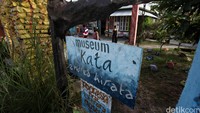Sebelum menikmati Gerhana Matahari Total di Pulau Belitung, ada baiknya berkeliling dulu di sekitar pulau. Salah satu tempat yang layak dikunjungi adalah Museum Kata di Belitung Timur dan belajar dari Bu Muslimah dan penulis tetralogi Laskar Pelangi, Andrea Hirata.