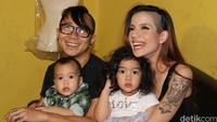 Potret bahagia keluarga Rock n Roll Sheila Marcia pada 2013 silam. Herianto Batubara/detikHOT.