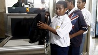 Jika biasanya yang menyambangi Gedung Komisi Pemberantasan Korupsi  adalah tahanan korupsi. Namun kali ini puluhan pelajar dari Sekolah Anak Indonesia menyambangi kantor lembaga KPK, Selasa (08/03/2016), untuk mengenal definisi korupsi.