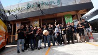 Tiba di Tanjung Pandan, mereka kemudian santap siang aneka kuliner makanan laut di rumah makan Dapur Belitung.