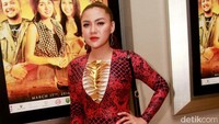 Vicky tampak percaya diri dengan penampilannya itu. Pool/Gus Mun/detikFoto.