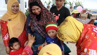 Ibu-ibu mendaftarkan anak balitanya untuk diberi vaksin sebagai upaya pencegahan virus polio. 