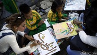 10.000 Anak mengikuti lomba mewarnai kaligrafi Asmaul Husna di Pasar Seni, Ancol, Jakarta Utara, Selasa (8/3).