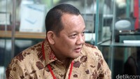 Mengenakan batik cokelat lengan pendek, Nurhadi tiba di gedung KPK, Jl HR Rasuna Said, Jakarta Selatan, Selasa (8/3/2016).