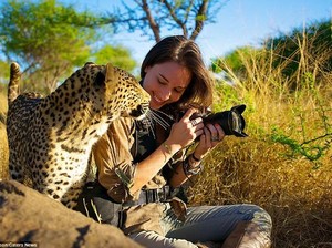 Jepret Hewan Liar, Fotografer Cantik Ini Sering Digigit
