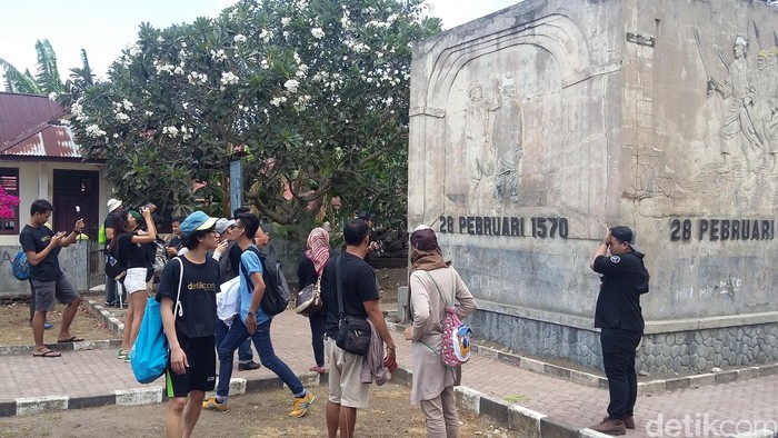 Saat Melanie Subono dan Laskar Gerhana Asyik Berfoto di Benteng Kastela