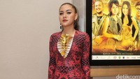 Ia tampil seksi dibalut dress merah yang memiliki belahan kaki tinggi sepaha. Pool/Noel/detikFoto.