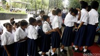 Para pelajar antre untuk masuk ke gedung KPK.