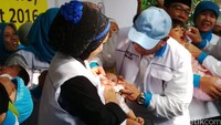 Vaksin polio juga pernah menjadi masalah ketika terbongkar jaringan pemalsu vaksin di Tangerang Selatan tahun 2016 lalu. Tingkat kepercayaan masyarakat berkurang sehingga beberapa orang tua menunda pemberian vaksin pada anaknya. Foto: Tya Eka Yulianti