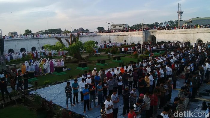 Ribuan Warga Bengkulu Melaksanakan Salat Gerhana
