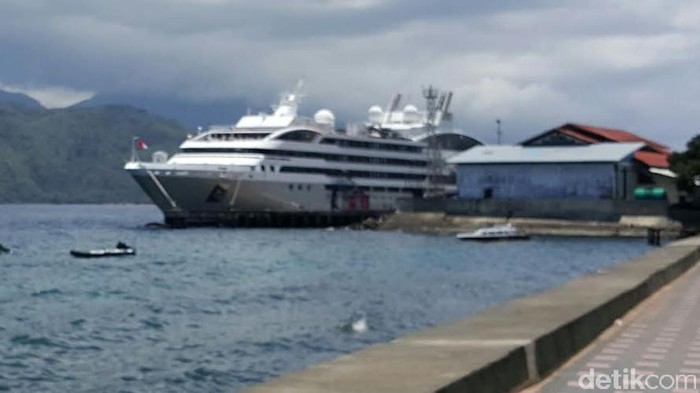 Bawa Orang Asing Buru Gerhana, Kapal Pesiar pun Merapat di Ternate