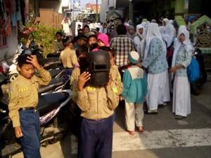 Lucunya Saat Anak-anak Bergantian Saksikan Gerhana Pakai Topeng Las