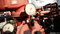Pekerja berkeliling untuk mengecek pipa gas di PLTGU Tanjung Priok.