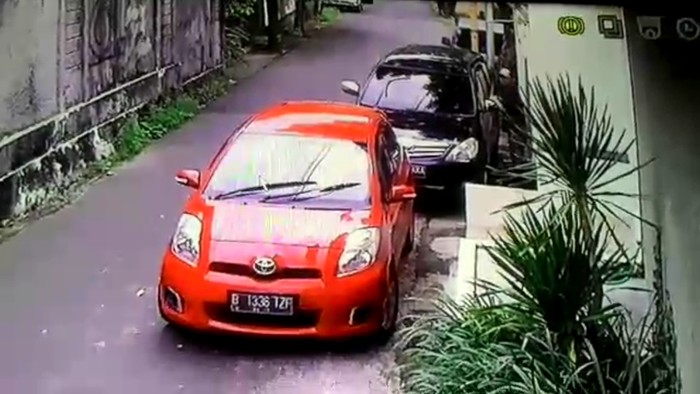 Ulah Pengemudi Mobil ini Congkel Spion Avanza di Cipete Terekam CCTV