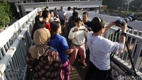 Sejumlah warga Jakarta antusias melihat gerhana matahari walau hanya 88 persen saja.