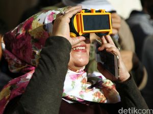 Warga Jakarta Nonton Gerhana Matahari