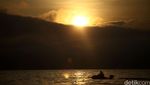 Risers Nikmati Gerhana Matahari di Danau Toba