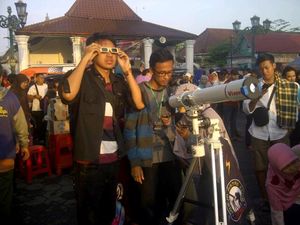 Ratusan Warga Yogyakarta Tonton Gerhana di Alun-Alun Utara