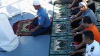 Salat gerhana diikuti oleh Laskar Gerhana, LAPAN dan awak kapal KN Kuda Laut Bakamla. Pool/Ardi Cahya Rosadi/detikFoto.