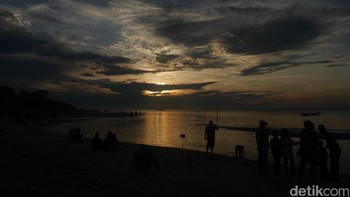 Sambil menantikan datangnya gerhana, wisatawan menikmati pemandangan saat matahari terbit. Foto: Anggoro Suryo Jati/detikINET