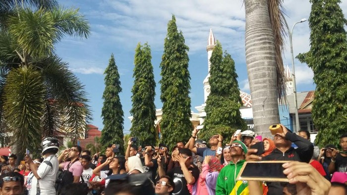 Gema Takbir Berkumandang Saat Gerhana di Pantai Falajawa Ternate