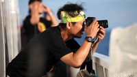 Laskar Gerhana mengabadikan gerhana matahari.