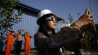 Para pekerja kawasan PLN UPJP Tanjung Priok melihat gerhana menggunakan kacamata khusus.