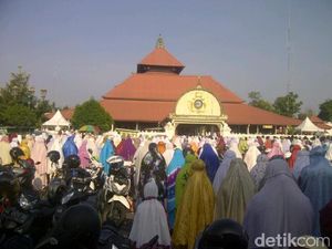 Warga Yogya Padati Masjid Besar Kauman untuk Salat Gerhana