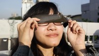 Tak pakai kacamata gerhana, wanita ini pakai negatif film untuk menikmati gerhana matahari.