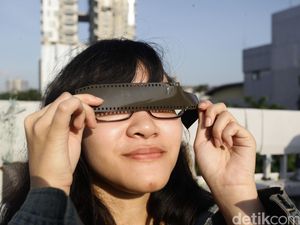 Warga Antusias Melihat Gerhana Matahari