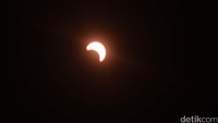 Bulan merayap menutupi matahari.