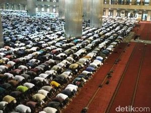 Shalawat Berkumandang, Iringi Salat Gerhana di Masjid Istiqlal