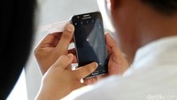 Beberapa warga mengabadikan gerhana menggunakan kamera handphone.