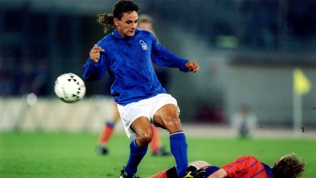 Salah satu momen sepakbola paling dikenang di 90-an adalah saat tendangan penalti Roberto Baggio gagal jadi gol di final Piala Dunia 1994