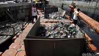 Sampah yang menyumbat aliran sungai itu dikumpulkan kemudian dibuang.