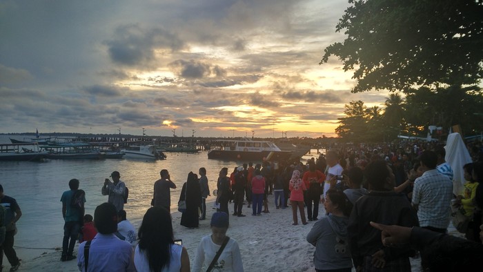 Good Bye Gerhana, Para Wisatawan Tinggalkan Tanjung Kelayang dengan Suka Cita