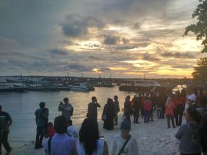 Good Bye Gerhana, Para Wisatawan Tinggalkan Tanjung Kelayang dengan Suka Cita