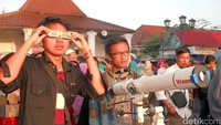 Di Alun Alun Utara Yogyakarta, komunitas Jogja Astro Club (JAC) menyediakan teleskop gratis kepada warga yang ingin menyaksikan terjadinya gerhana matahari secara bergantian.