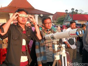 Warga Yogya Saksikan Gerhana