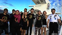 Laskar Gerhana detikcom menikmati gerhana matahari total dari atas kapal Bakamla, tepatnya di 2 nautical miles Tenggara Tidore, 5 nautical miles barat Halmahera dan 2,5 nautical miles timur laut Pulau Mare, Ternate, Maluku Utara.