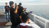 Bersiap-siap mengabadikan momen gerhana matahari total dari atas Kapal Bakamla. Laskar Gerhana pun mengambil posisi strategis di atas kapal untuk memotret gerhana (Randy/detikTravel)