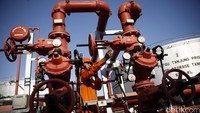 Seorang pekerja mengecek pipa gas di PLTGU Tanjung Priok.