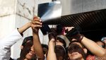 Warga Jakarta Nonton Gerhana Matahari