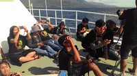 Saat gerhana mulai muncul, Laskar Gerhana pun bersiap memakai kacamata. Mereka dengan semangat menyaksikan gerhana matahari dari atas Kapal Bakamla (Fitraya/detikTravel)