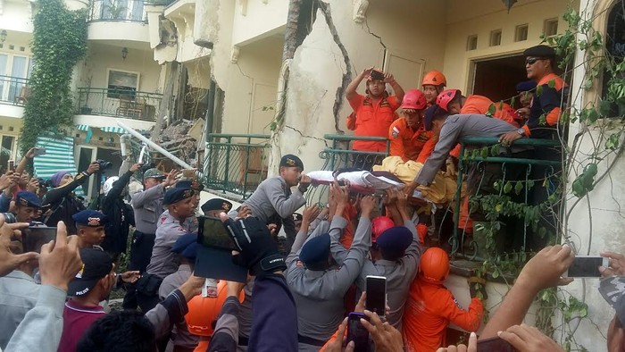 Terhimpit Bangunan 14 Jam, Dewi Korban Longsor di Hotel Club Bali Selamat