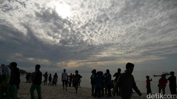 Pengamatan usai. Wisatawan pun bubar. Namun masih banyak juga yang memenuhi area pantai untuk sekedar bersantai. Foto: Anggoro Suryo Jati/detikINET