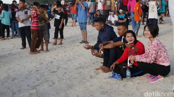 Saling berlomba membagikan momen ini, sejak pagi media sosial dipenuhi foto-foto dan update status mengenai pengamatan gerhana Matahari. Foto: Anggoro Suryo Jati/detikINET