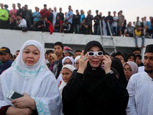 Berbaur Bersama Ribuan Warga, Wali Kota Banda Aceh Illiza Amati Gerhana Matahari